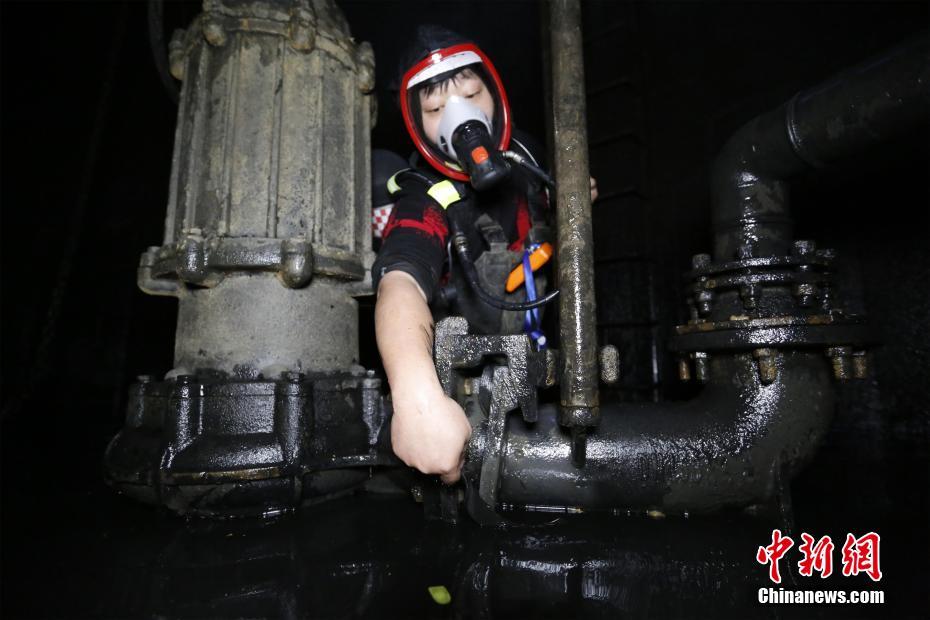 蓝光  女丧尸因为颜值高，身材好，直接被道士当成了女朋友！ 連續劇