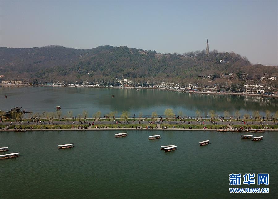 林志穎雙胞胎兒子最中国稳定币龙头股票新照片圖:看圣誕樹樂開花表情亮了 兒最十分的新照可愛呆萌
