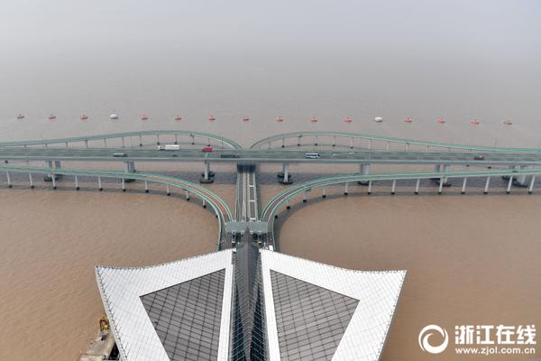 蓝光  太空一号(1080P) 办事不力藤冈埋怨警方香港連續(xù)劇