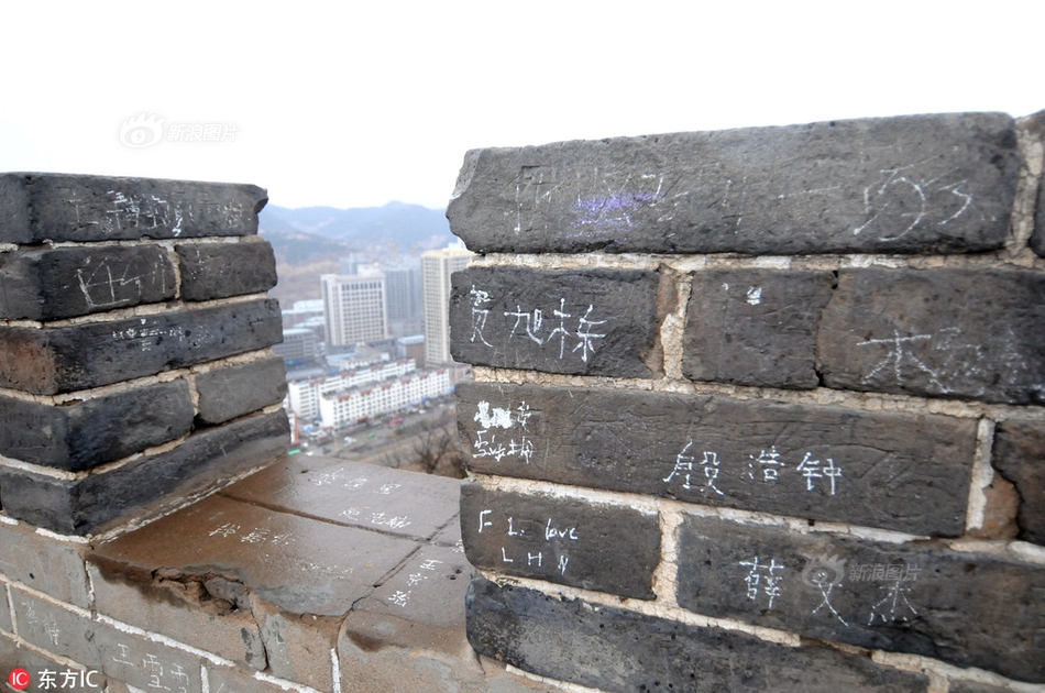 新北市臺鐵手扶梯金荣中国app下载高峰時段因負載過重故障傷人(圖) 并無民眾頭發卷入手扶梯